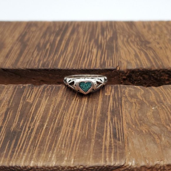 Size 4.5 925 Sterling Silver Heart Blue Turquoise Chips Ring - Picture 1 of 7